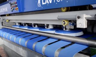 Multi-kefés szőnyegtisztító automata a Szőnyegtisztító Központban végzi a legalaposabb szőnyegtisztítást